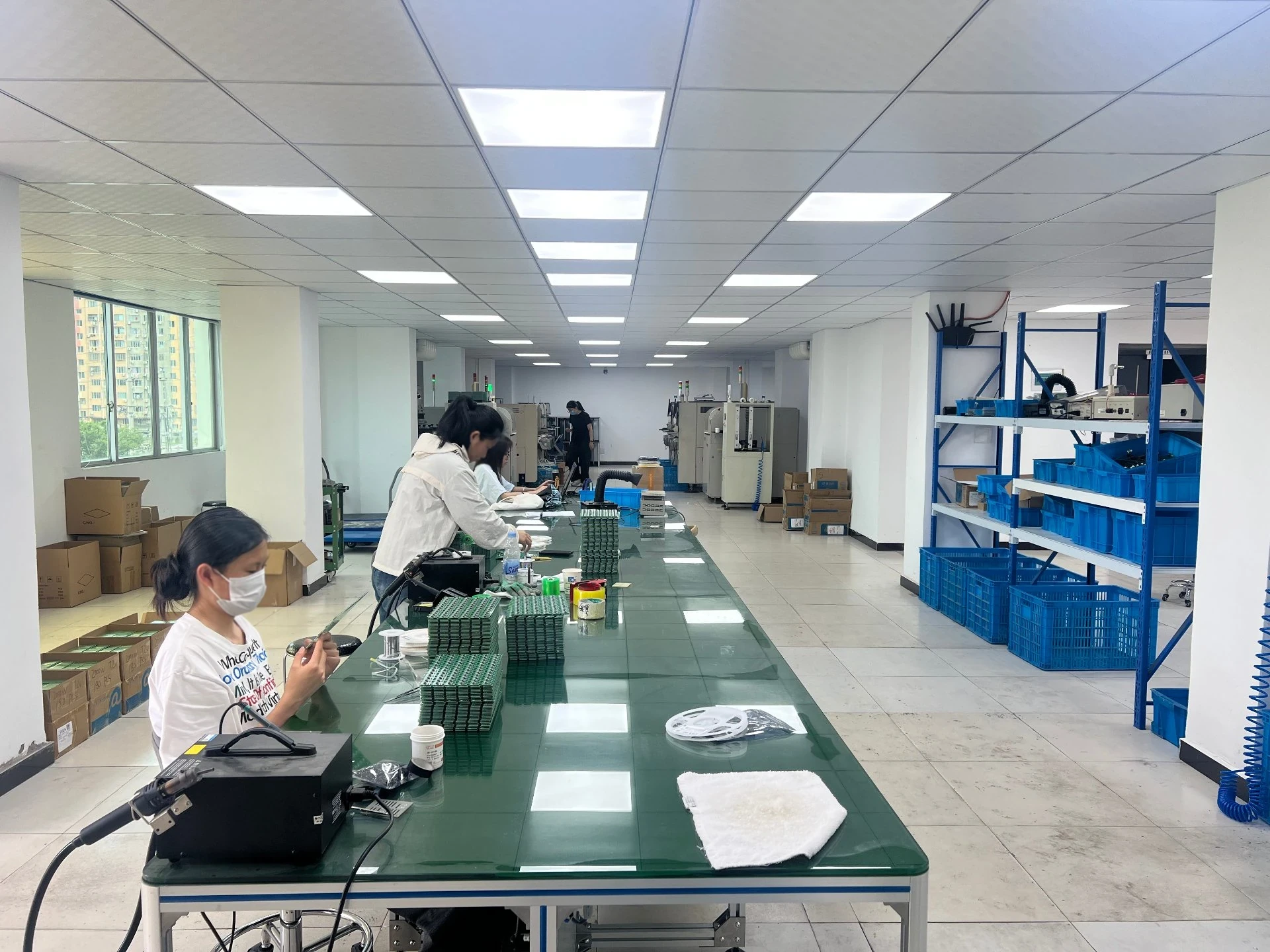 鸿博 SMT 生产线与组装工作台